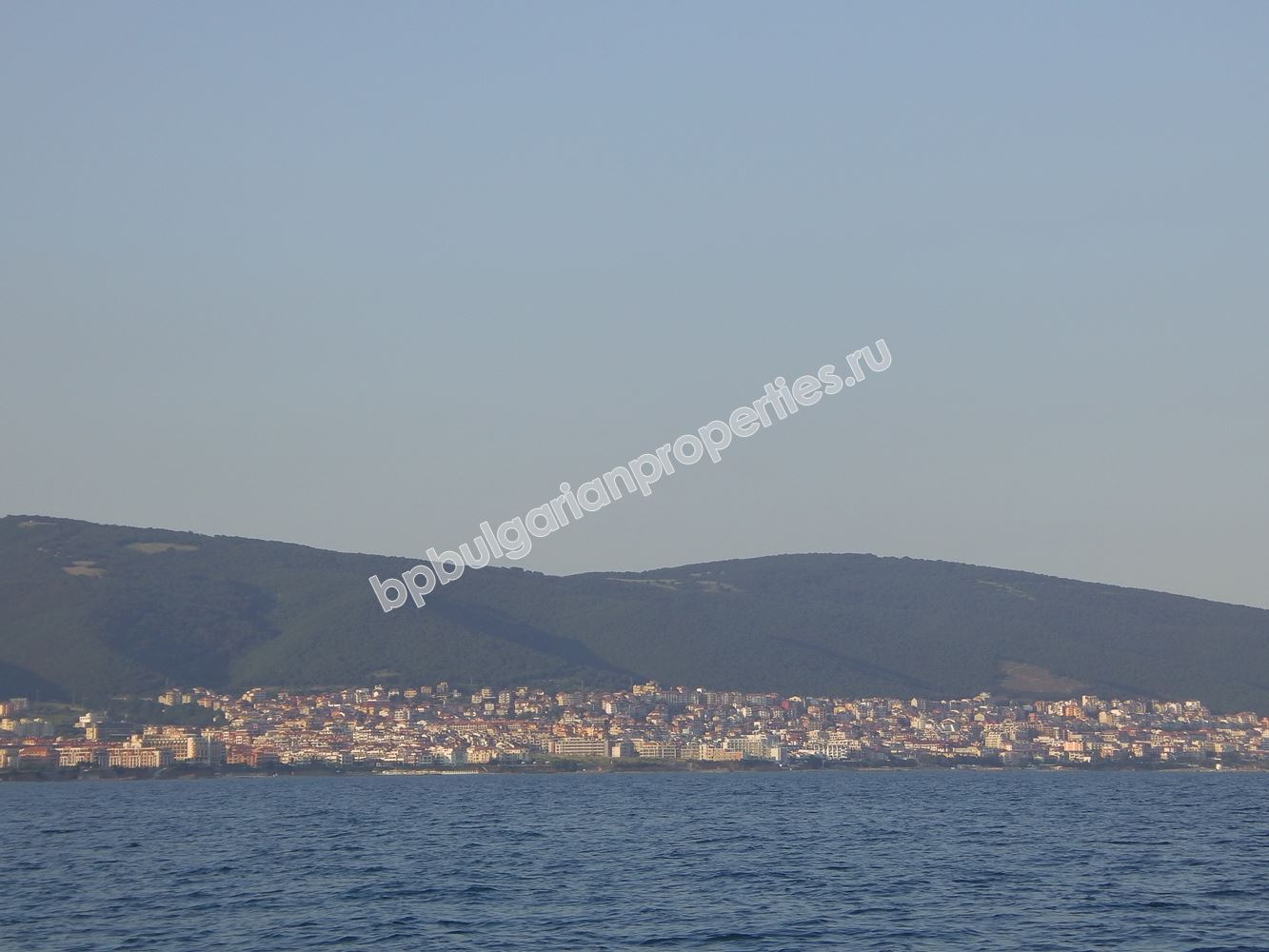 Меблированная студия в новом жилом доме в центре Несебра