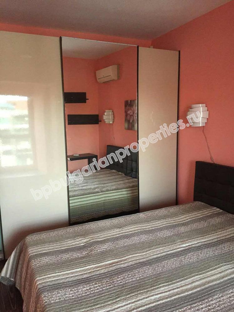 Трехкомнатная меблированная квартира на продажу вблизи моря в центре города Поморие