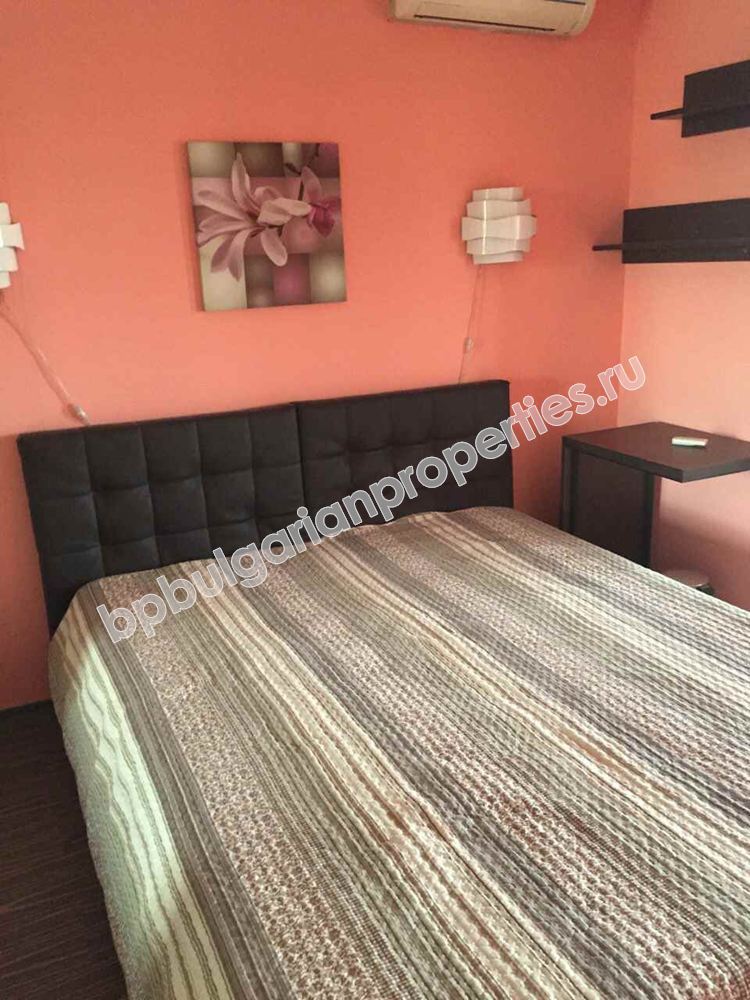 Трехкомнатная меблированная квартира на продажу вблизи моря в центре города Поморие