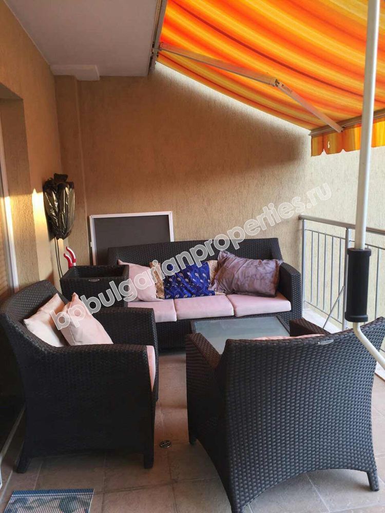 Трехкомнатная меблированная квартира на продажу вблизи моря в центре города Поморие