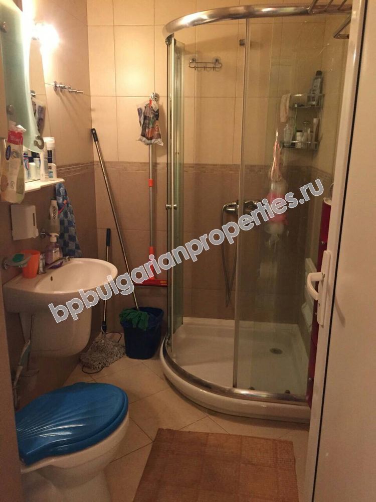 Трехкомнатная меблированная квартира на продажу вблизи моря в центре города Поморие