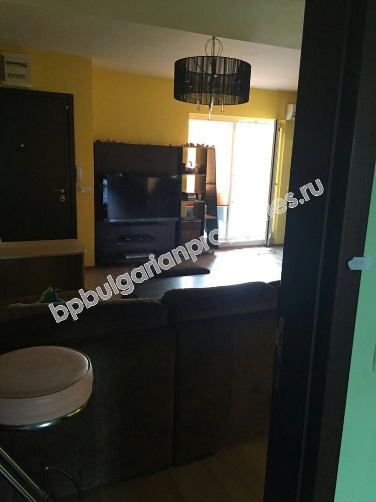 Трехкомнатная меблированная квартира на продажу вблизи моря в центре города Поморие