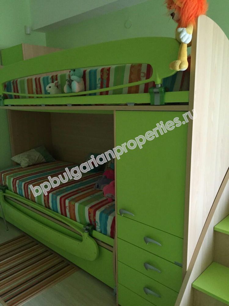 Трехкомнатная меблированная квартира на продажу вблизи моря в центре города Поморие