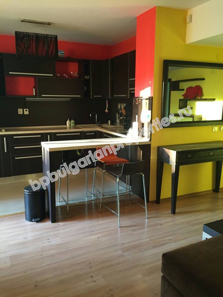 Трехкомнатная меблированная квартира на продажу вблизи моря в центре города Поморие