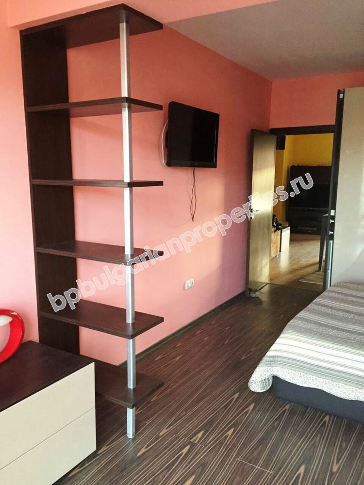 Трехкомнатная меблированная квартира на продажу вблизи моря в центре города Поморие