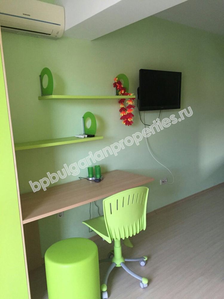 Трехкомнатная меблированная квартира на продажу вблизи моря в центре города Поморие