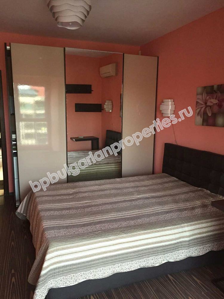 Трехкомнатная меблированная квартира на продажу вблизи моря в центре города Поморие