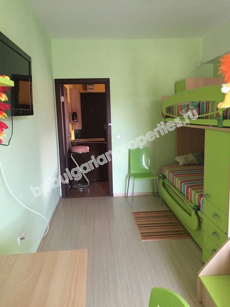 Трехкомнатная меблированная квартира на продажу вблизи моря в центре города Поморие