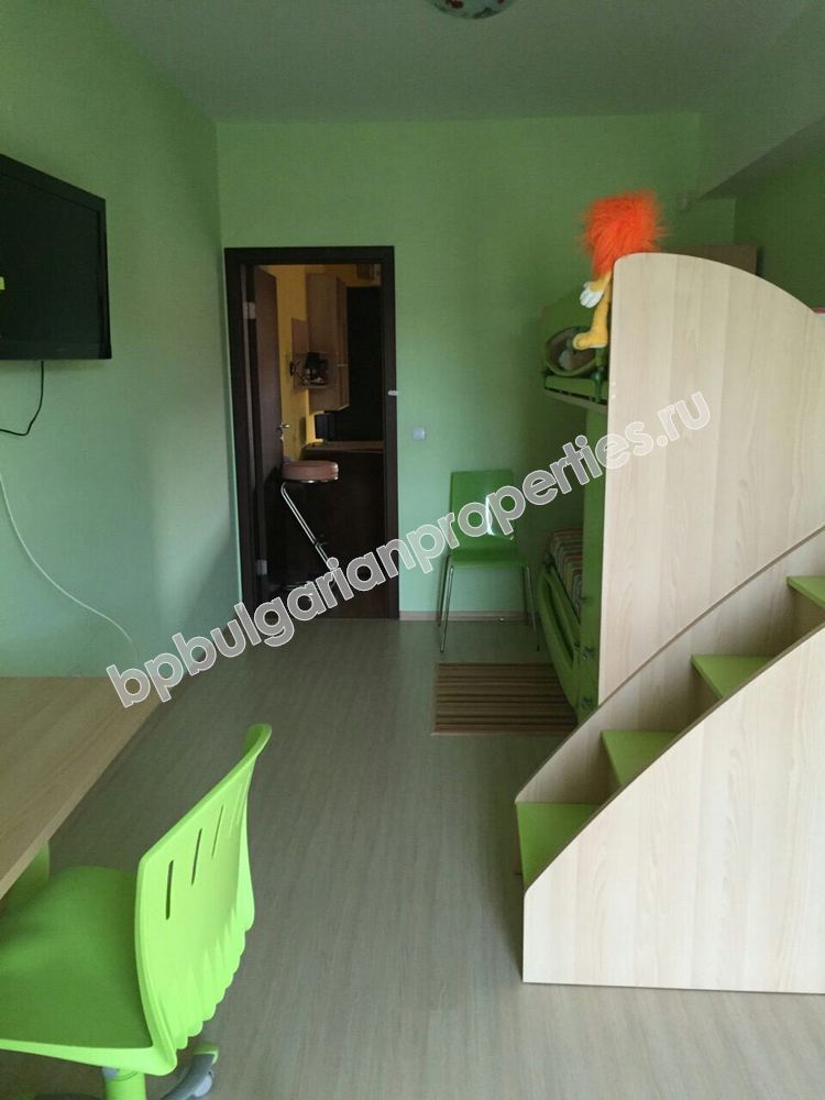 Трехкомнатная меблированная квартира на продажу вблизи моря в центре города Поморие