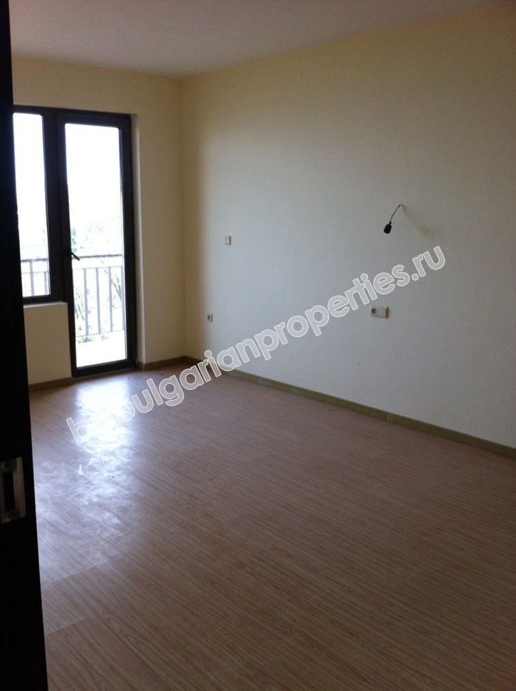 Выгодная вторичная продажа! Трехкомнатная квартира с видом на море в 100 м от пляжа Золотых Песков