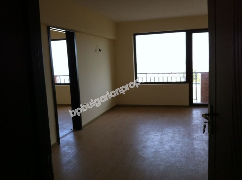 Выгодная вторичная продажа! Трехкомнатная квартира с видом на море в 100 м от пляжа Золотых Песков