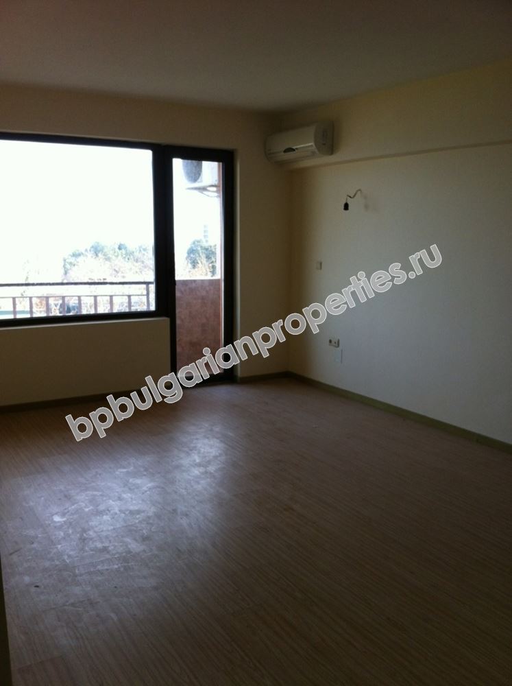 Выгодная вторичная продажа! Трехкомнатная квартира с видом на море в 100 м от пляжа Золотых Песков