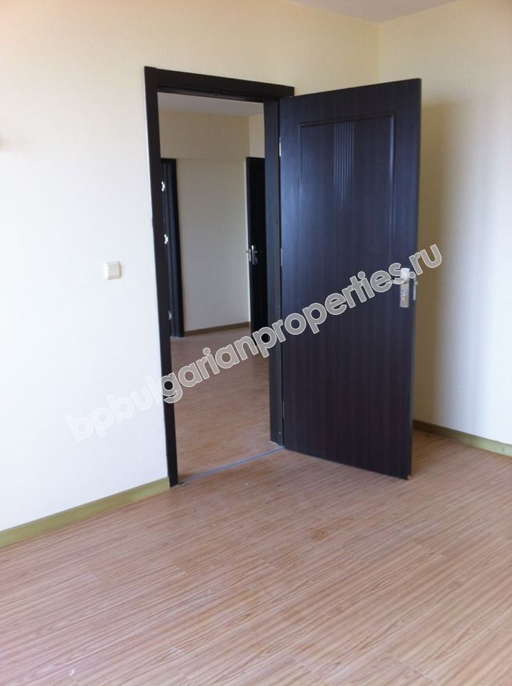 Выгодная вторичная продажа! Трехкомнатная квартира с видом на море в 100 м от пляжа Золотых Песков