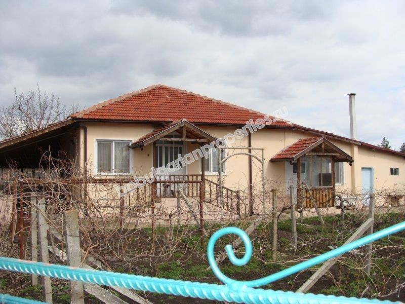 Одноэтажный дом с большим участком в 25 км от моря, обл. Бургас Одноэтажный дом с большим участком в 25 км от моря, обл. Бургас
