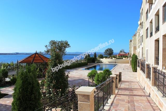 Недвижимость в элитном комплексе на первой линии в Поморие