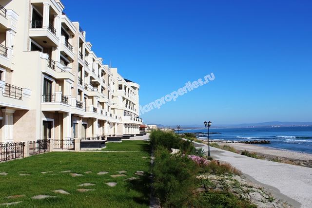 Недвижимость в элитном комплексе на первой линии в Поморие