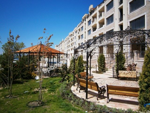 Недвижимость в элитном комплексе на первой линии в Поморие