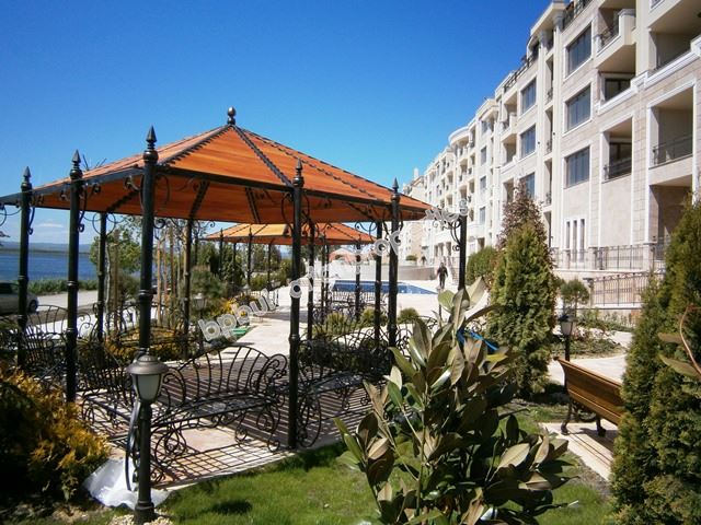 Недвижимость в элитном комплексе на первой линии в Поморие