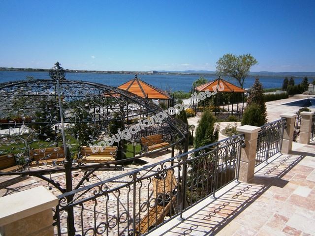 Недвижимость в элитном комплексе на первой линии в Поморие