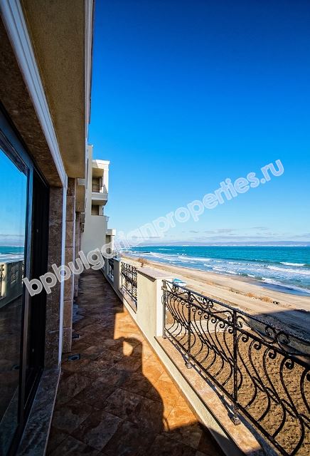 Недвижимость в элитном комплексе на первой линии в Поморие