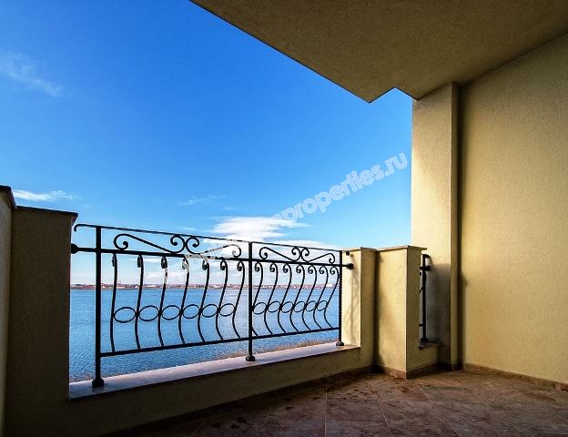 Недвижимость в элитном комплексе на первой линии в Поморие