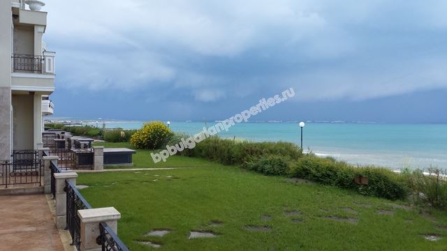 Недвижимость в элитном комплексе на первой линии в Поморие