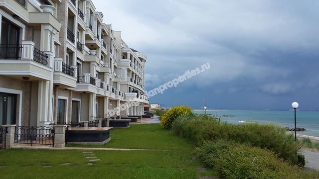 Недвижимость в элитном комплексе на первой линии в Поморие