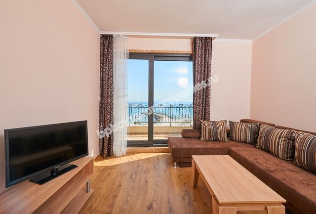 Недвижимость в элитном комплексе на первой линии в Поморие