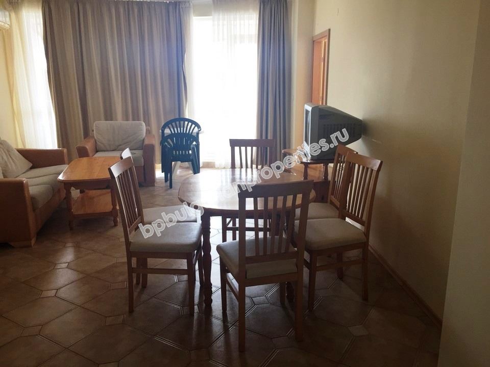 Меблированная трехкомнатная квартира на продажу в супер-центре курорта Солнечный Берег