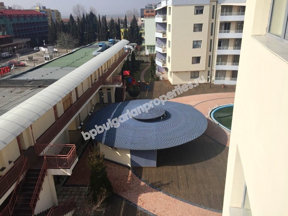 Меблированная трехкомнатная квартира на продажу в супер-центре курорта Солнечный Берег