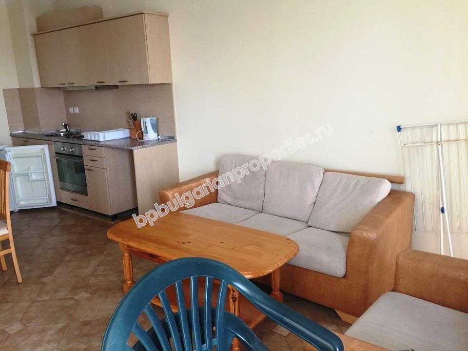 Меблированная трехкомнатная квартира на продажу в супер-центре курорта Солнечный Берег