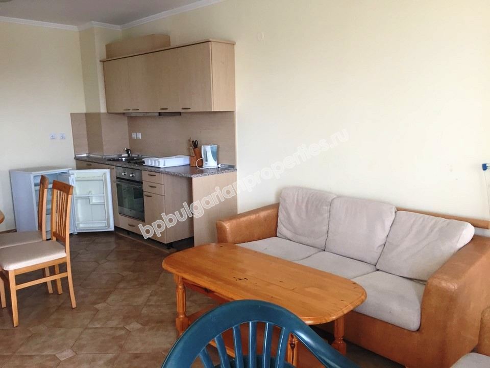 Меблированная трехкомнатная квартира на продажу в супер-центре курорта Солнечный Берег