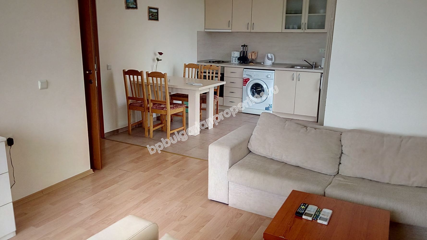 Двухкомнатная меблированная квартира на продажу близко к пляжу в курорте Святой Влас