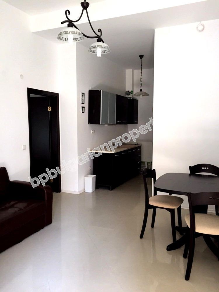 Двухкомнатная меблированная квартира на продажу вблизи моря в центре города Поморие