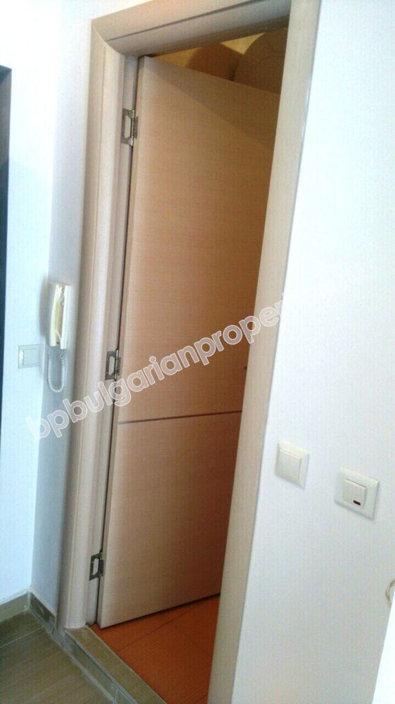 Новая студия на продажу в жилом доме вблизи пляжа в городе Поморие