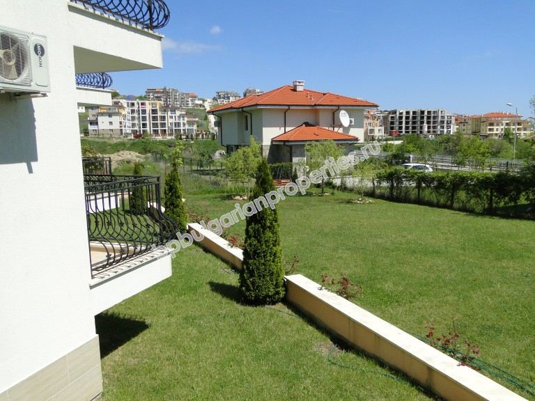 Эксклюзивная двухкомнатная квартира с видом на море на продажу в курорте Бяле