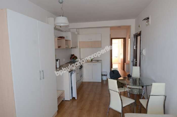 Люксовая двухкомнатная квартира на продаже на самом пляже курорта Лозенец