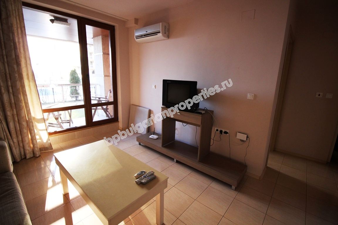 Двухкомнатная меблированная квартира на продажу на первой линии моря в городе Поморие