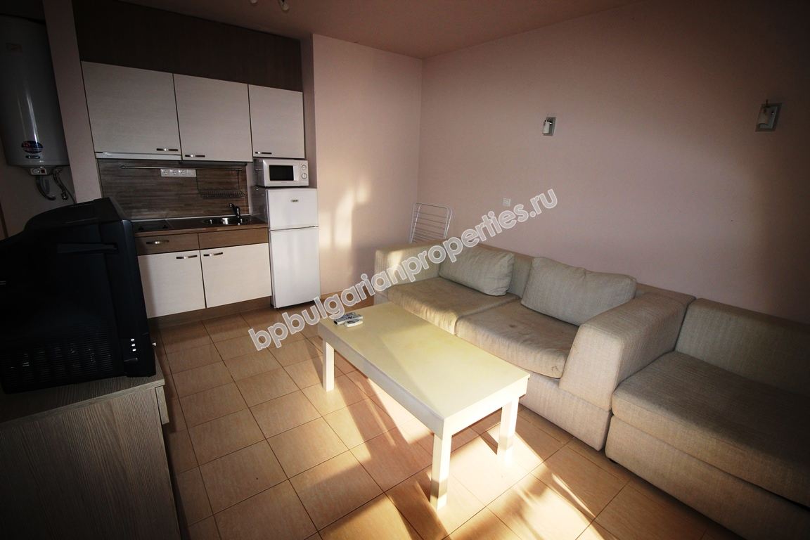 Двухкомнатная меблированная квартира на продажу на первой линии моря в городе Поморие