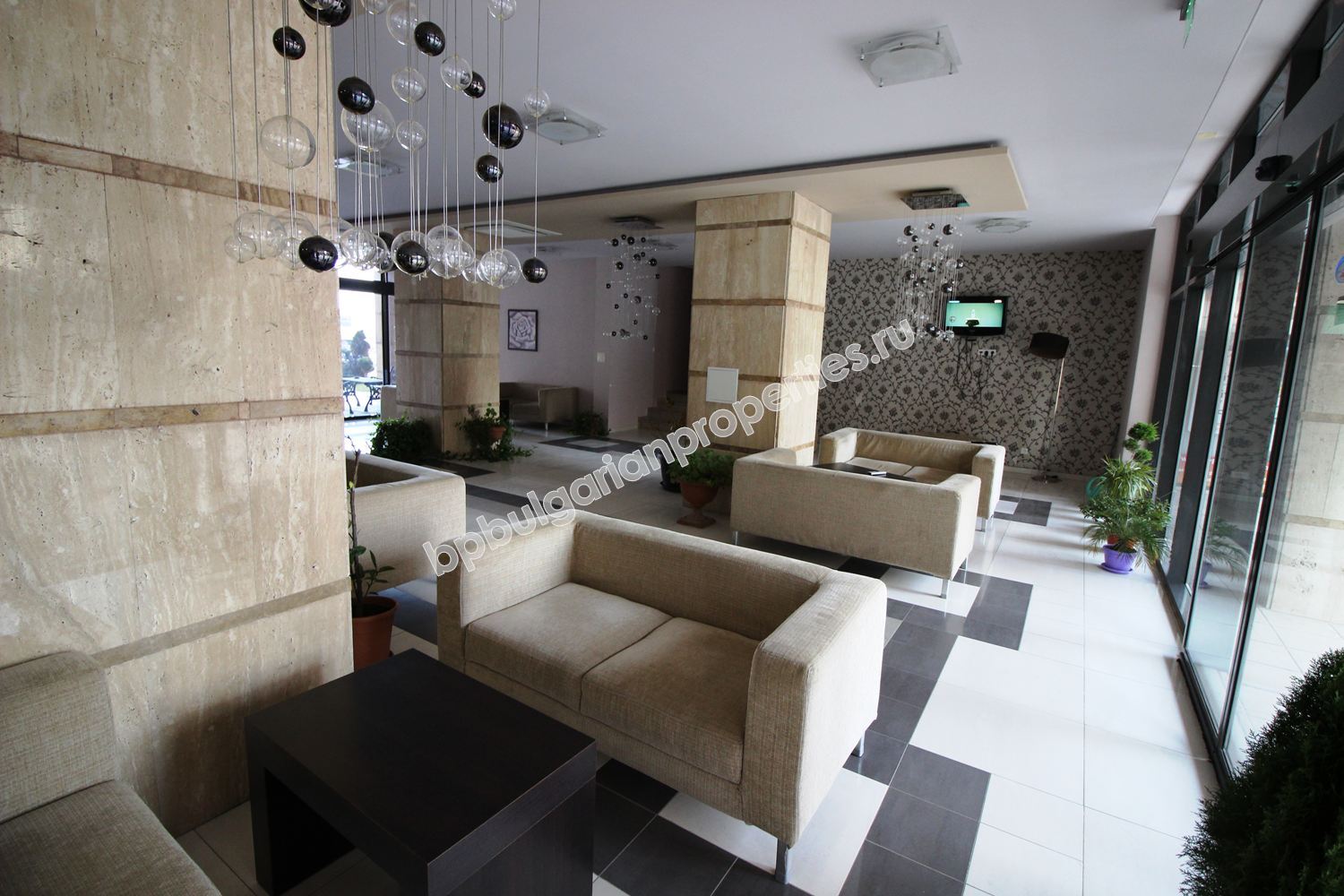 Двухкомнатная меблированная квартира на продажу на первой линии моря в городе Поморие