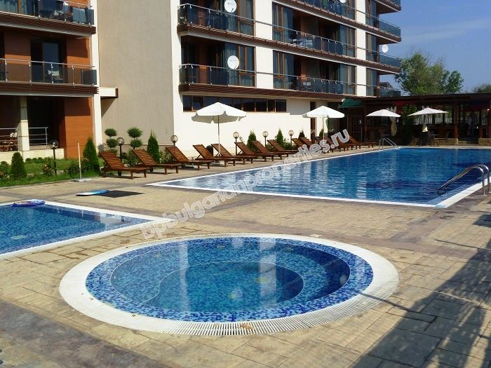 Двухкомнатная меблированная квартира на продажу на первой линии моря в городе Поморие