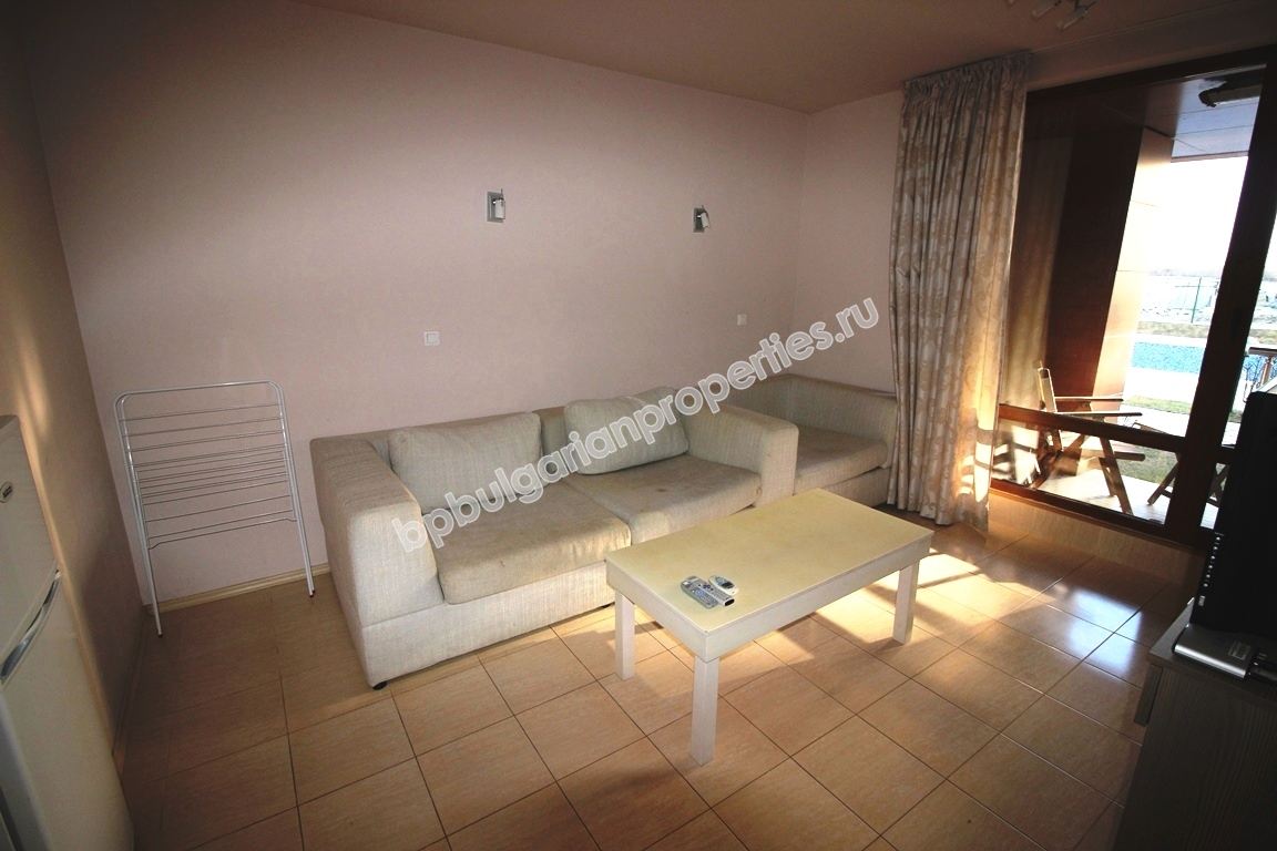 Двухкомнатная меблированная квартира на продажу на первой линии моря в городе Поморие