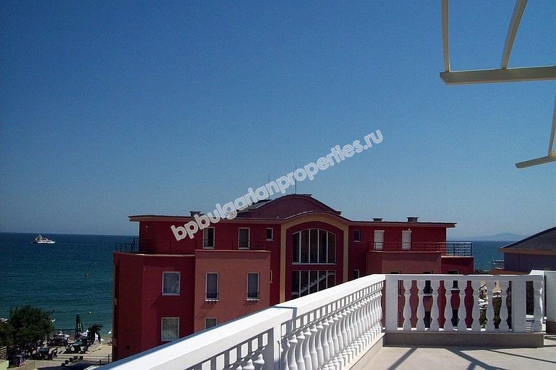 Меблированная студия на первой линии моря для продажи в городе Несебр