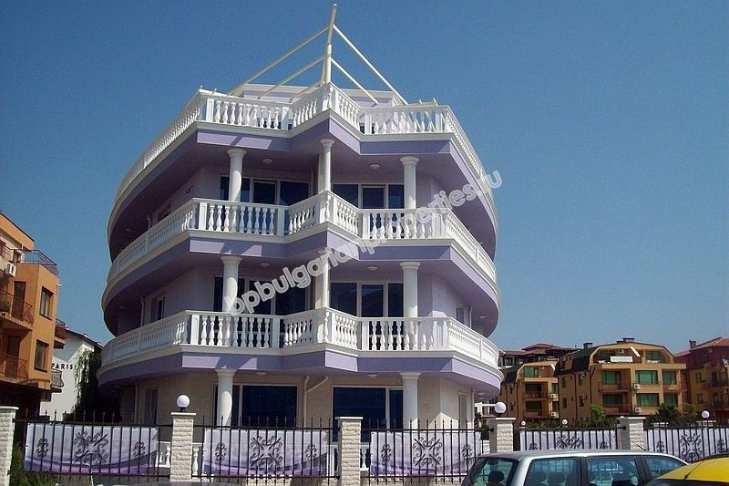 Меблированная студия на первой линии моря для продажи в городе Несебр