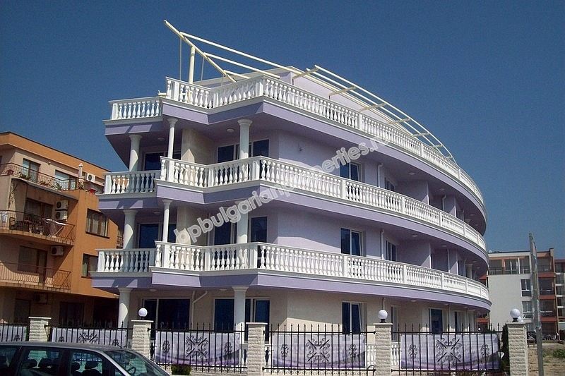 Меблированная студия на первой линии моря для продажи в городе Несебр