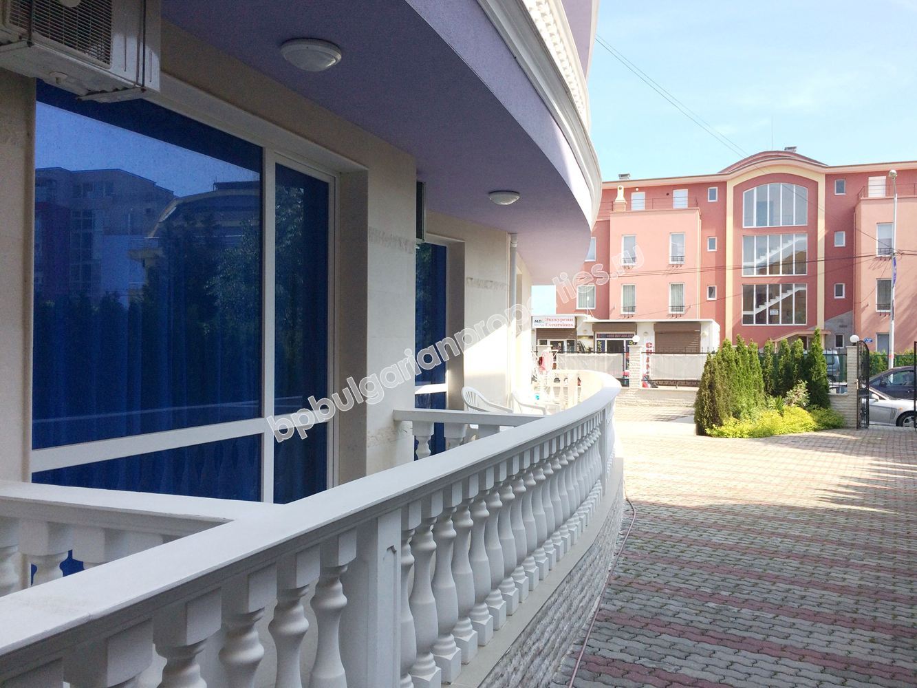 Меблированная студия на первой линии моря для продажи в городе Несебр