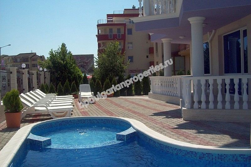 Меблированная студия на первой линии моря для продажи в городе Несебр