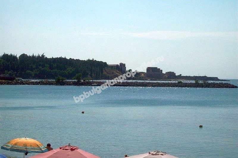 Меблированная студия на первой линии моря для продажи в городе Несебр