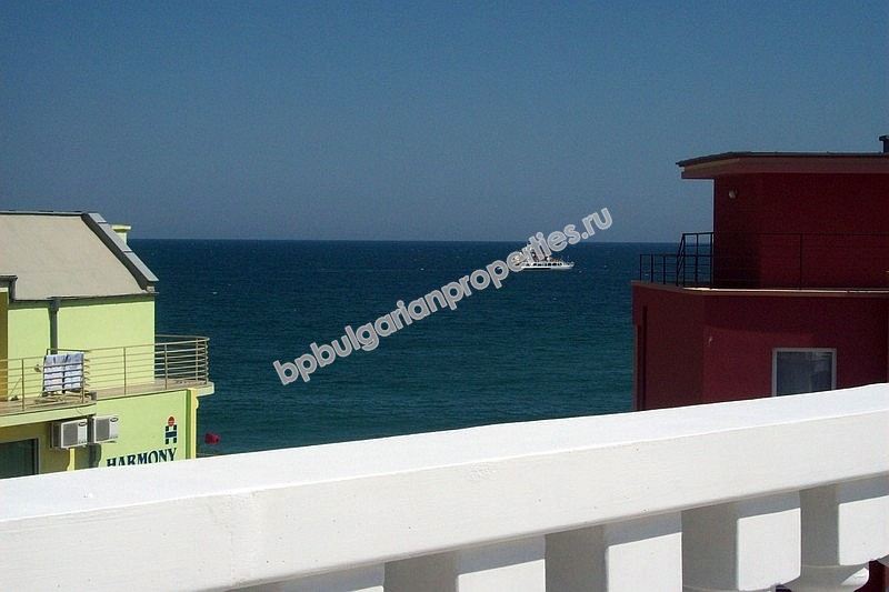 Меблированная студия на первой линии моря для продажи в городе Несебр