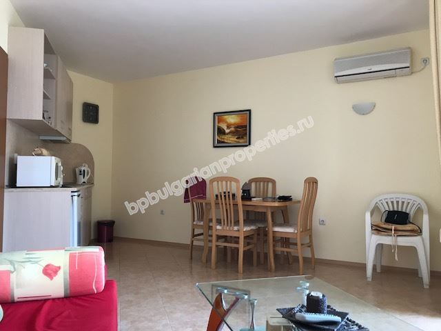 Меблированная двухкомнатная квартира на продажу недалеко от пляжа в курорте Солнечный берег